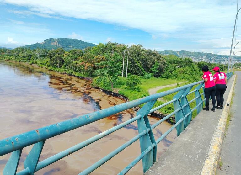  In response to the oil spill in Esmeraldas province, the Ecuadorian 澳洲幸运10官网平台 and the Esmeraldas branch, in coordination with the Esmeraldas Municipality, deployed its Damage Assessment and Needs Analysis team to the affected areas. Their work focused on evaluating the environmental and health impact of the emergency, identifying the urgent need for access to safe drinking water, and prioritizing humanitarian assistance for affected communities. 